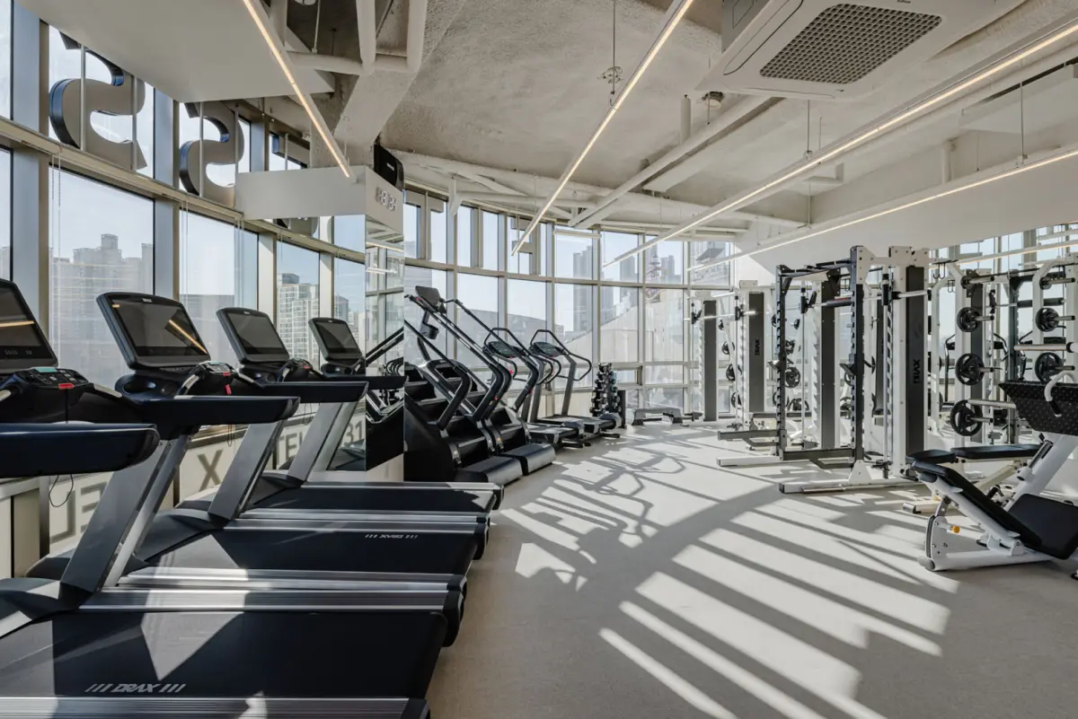 도심 스카이라인이 펼쳐지는 프리미엄 피트니스